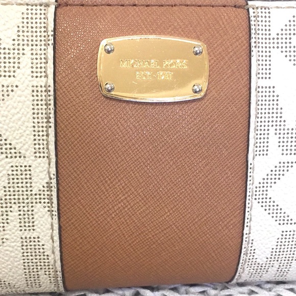 Michael Kors Jet Set Center Stripe Wallet - Picture 2 of 16